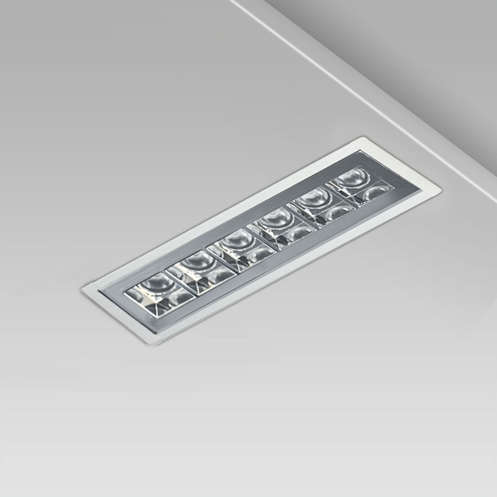 Incasso a soffitto lineare dal design minimalista per l'illuminazione di interni, con cornice sporgente e ottica quadrata metallizzata UGR<16